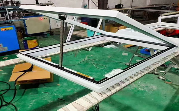 某地下车库出入口称多排烟窗配置工程