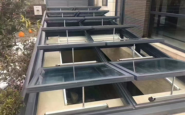 某轨道交通车辆维修车间称多排烟窗应用