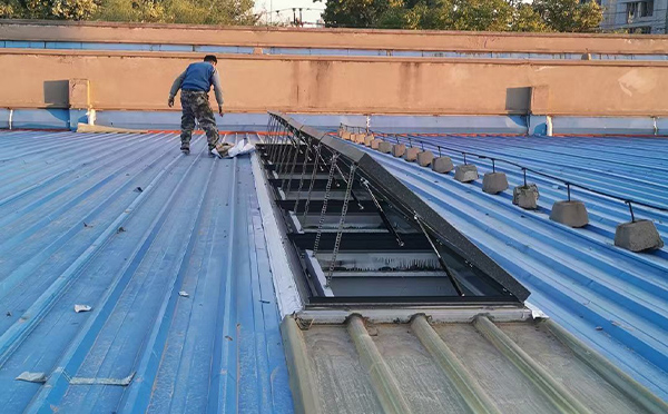 某区域性物流仓储中心称多排烟窗系统安装项目