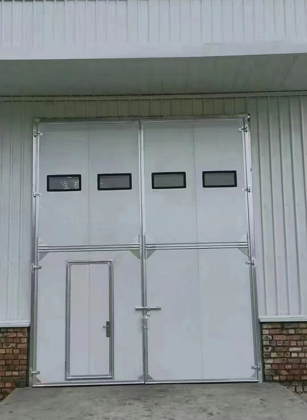 称多工业门在设备装配车间出入口的实施记录