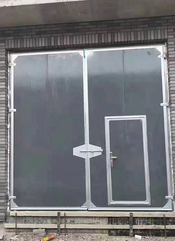 称多工业平开门在大型设备制造车间的应用实例