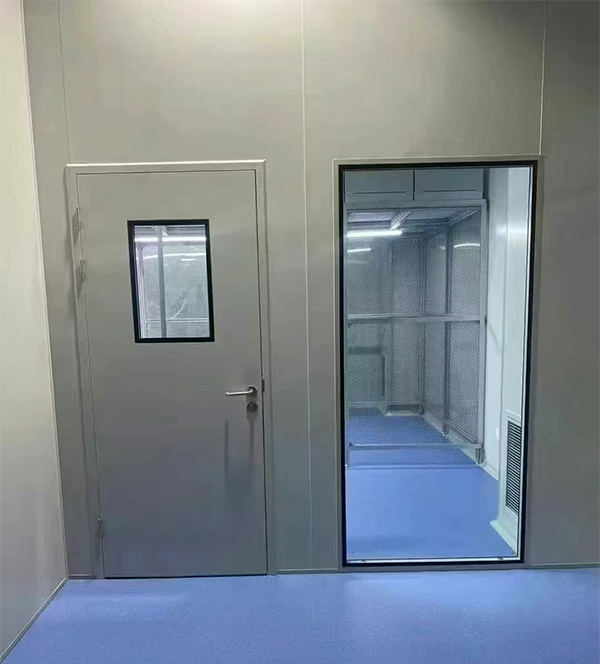 学校教学楼完成称多防火门标准化安装